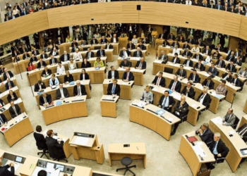 hakenkreuz-eklat-erschüttert-den-landtag-in-stuttgart