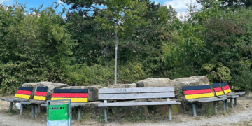 bemalte-parkbänke-mit-deutschlandflagge-entfachen-diskussion